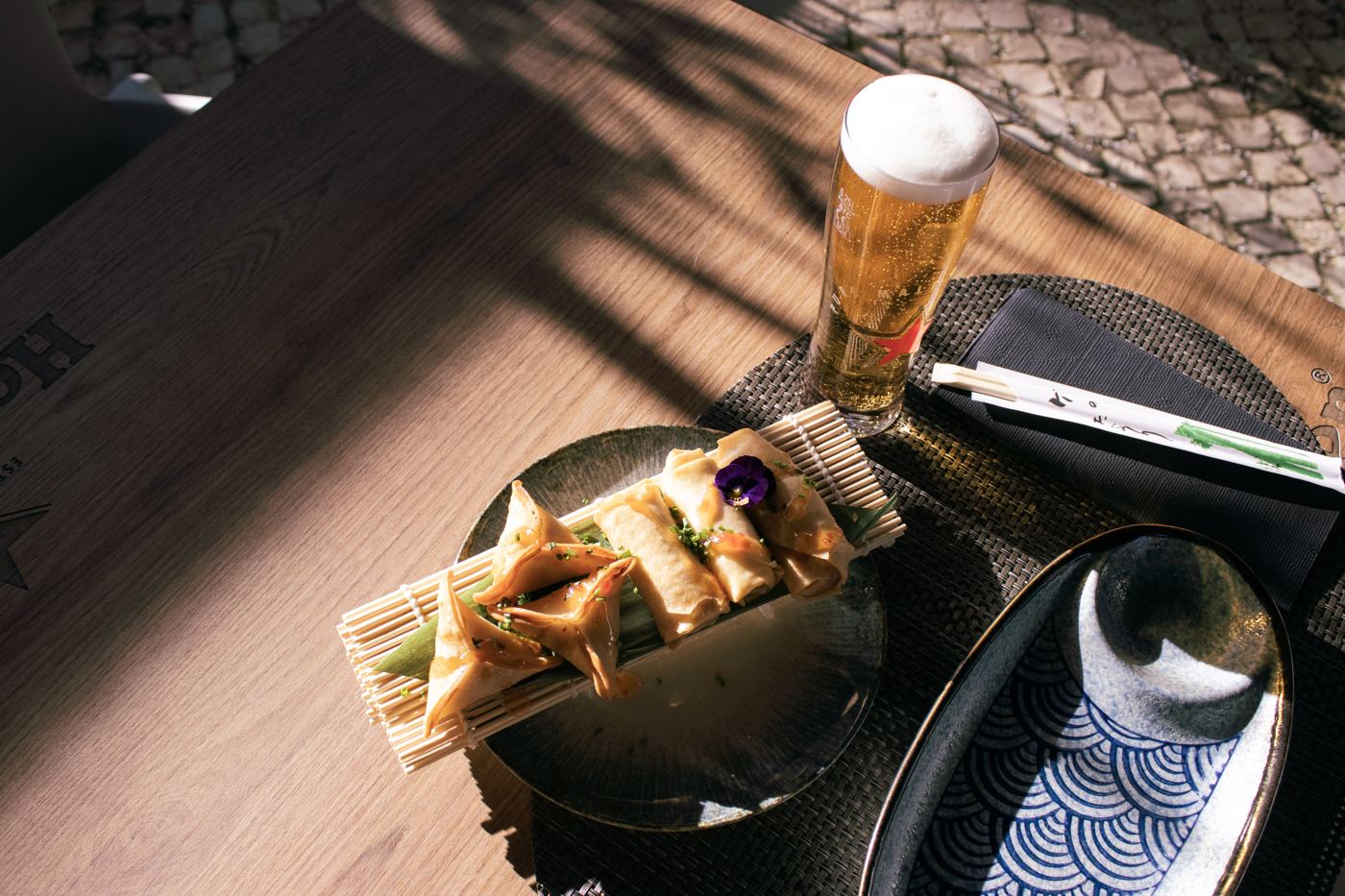 Entradas com gyoza e cerveja no Bendito Sushi