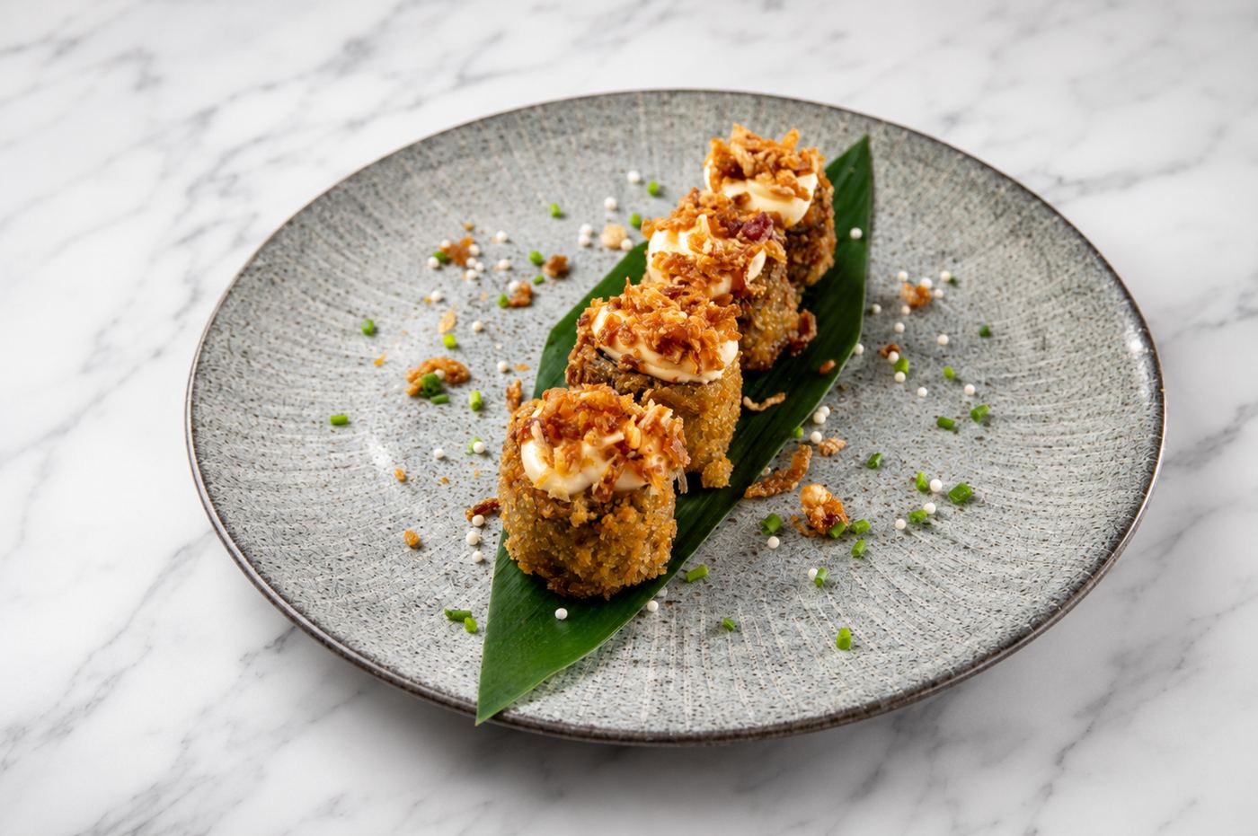Hot roll com maionese e crocante de alho