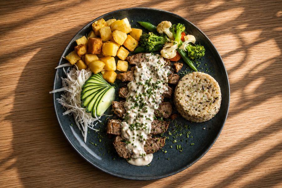 Prato do menu de almoço com carne, arroz e legumes